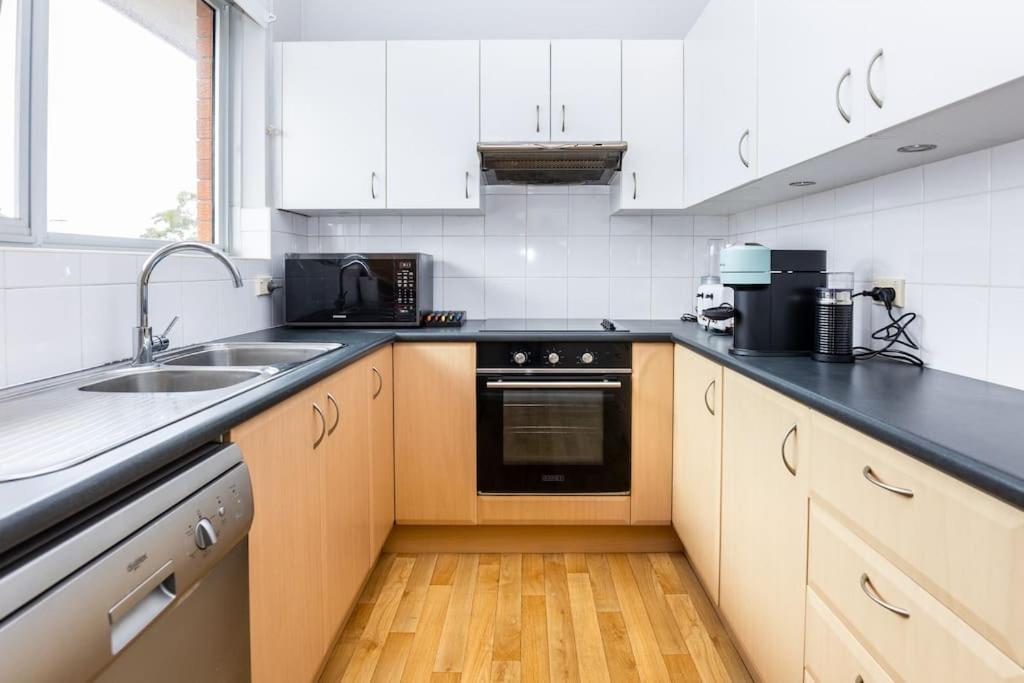 Mosman Views, 2bed, Parking, 15min Walk to Beach photo 2