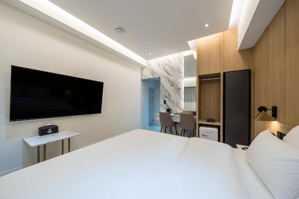 Brown Dot Hotel Pyeonghwa plaza photo 1