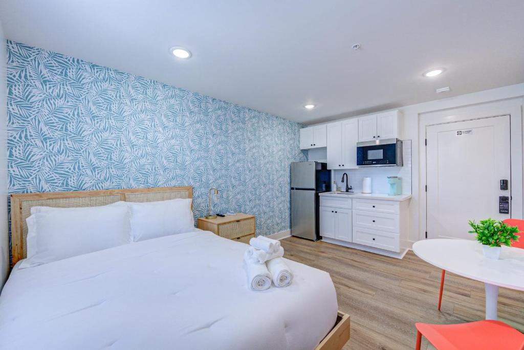Midnight Tropics Studio Apartment image