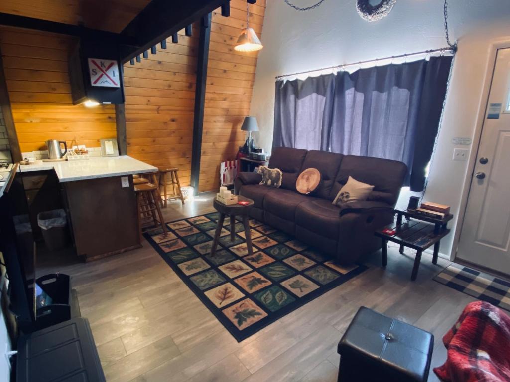 Bills Big Bear Bunkhouse - Beautiful home within a short drive to all Big Bear has to offer! photo 4