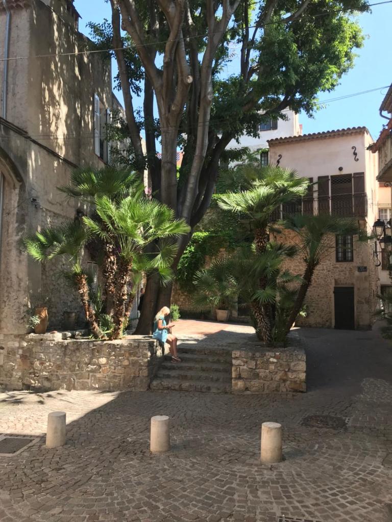 ANTIBES très belle situation ! - Tap to explore photos