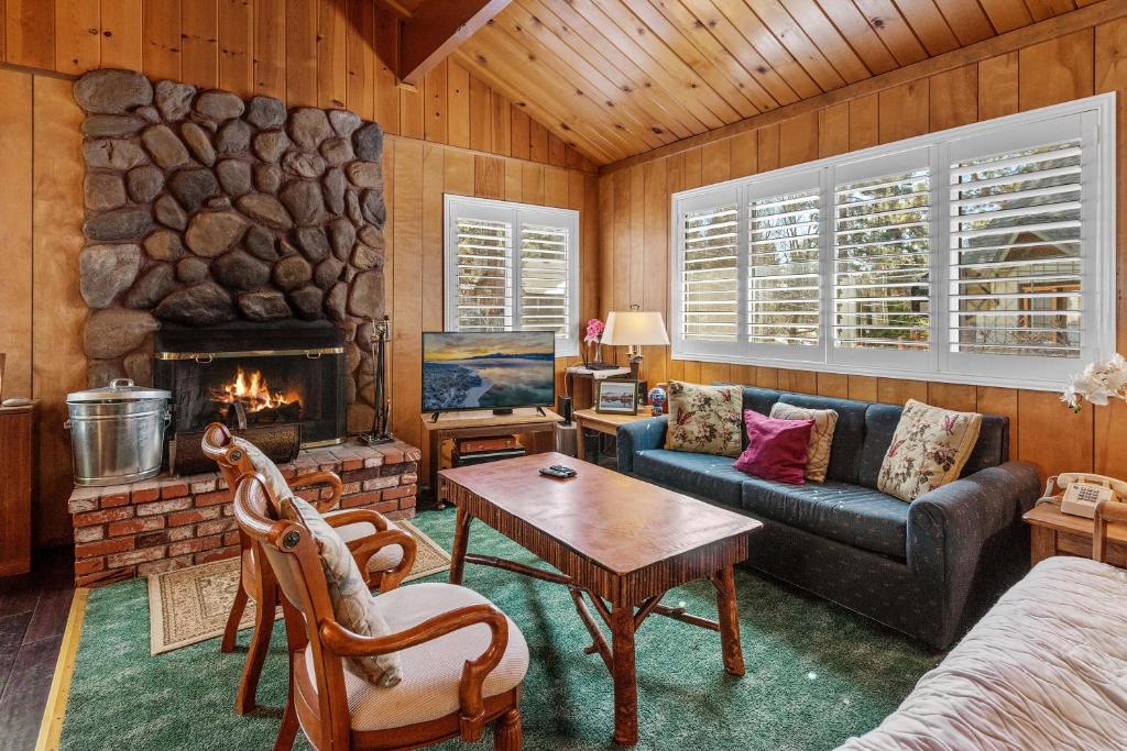 Snowridge - Charming classic cabin with a wood burning fireplace and WiFI! photo 1