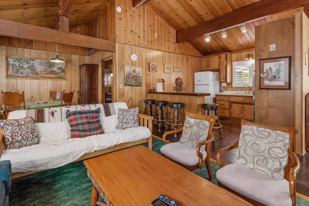 Snowridge - Charming classic cabin with a wood burning fireplace and WiFI! photo 2