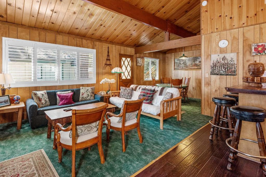 Snowridge - Charming classic cabin with a wood burning fireplace and WiFI! photo 3
