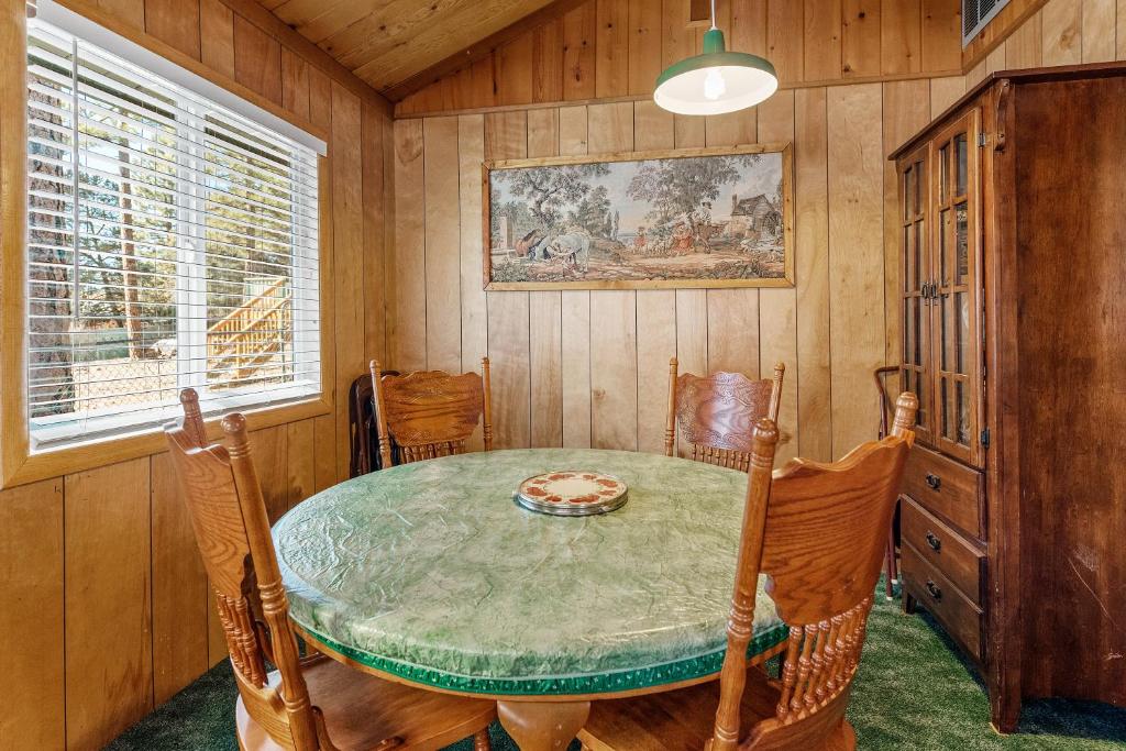 Snowridge - Charming classic cabin with a wood burning fireplace and WiFI! photo 4