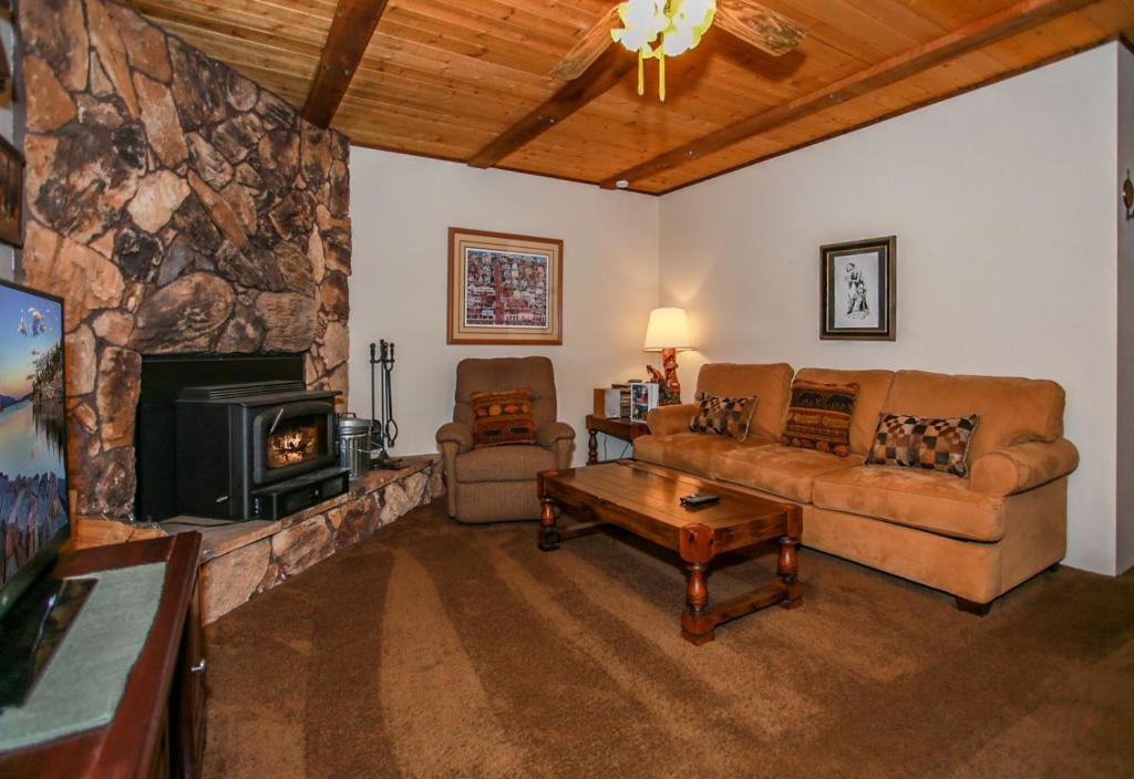 Cedar Pines - Mountain home in a tree filled neighborhood with WIFI photo 1