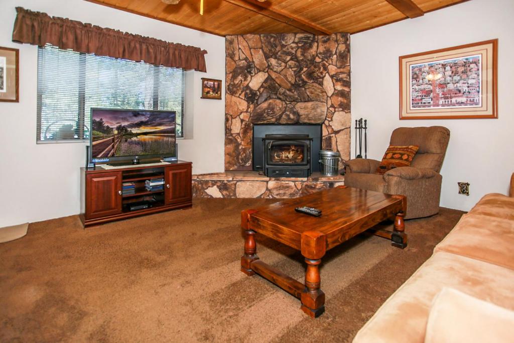 Cedar Pines - Mountain home in a tree filled neighborhood with WIFI photo 2