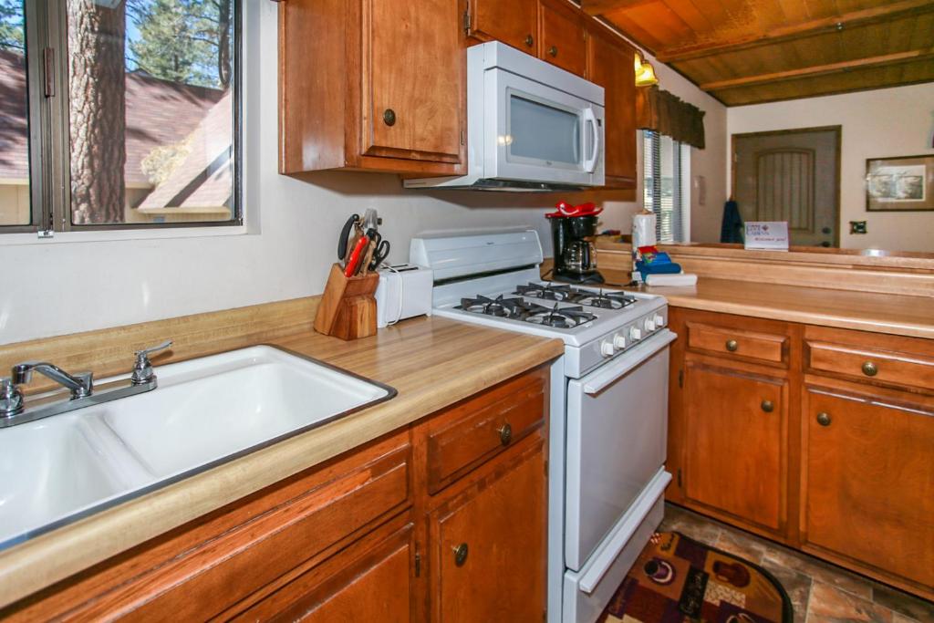 Cedar Pines - Mountain home in a tree filled neighborhood with WIFI photo 4