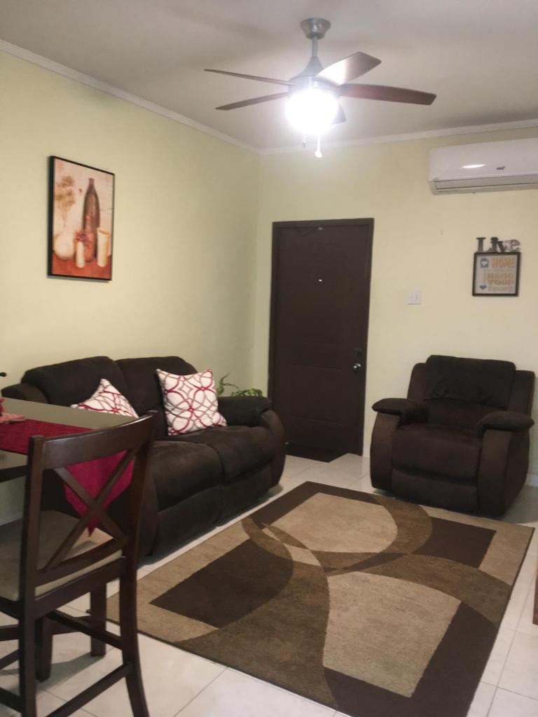 Cozy and Secure Jacaranda Home photo 2