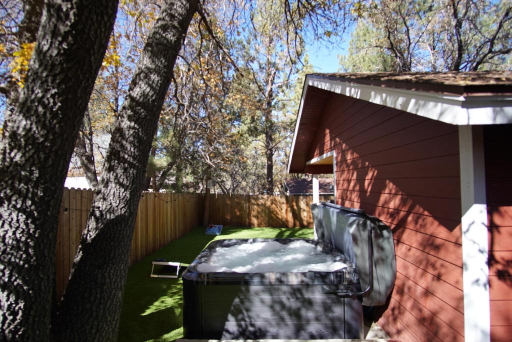 Cozy Red Cabin - Nestled in a cozy neighborhood, short walk to Sugarloaf Park! Hot Tub! photo 1