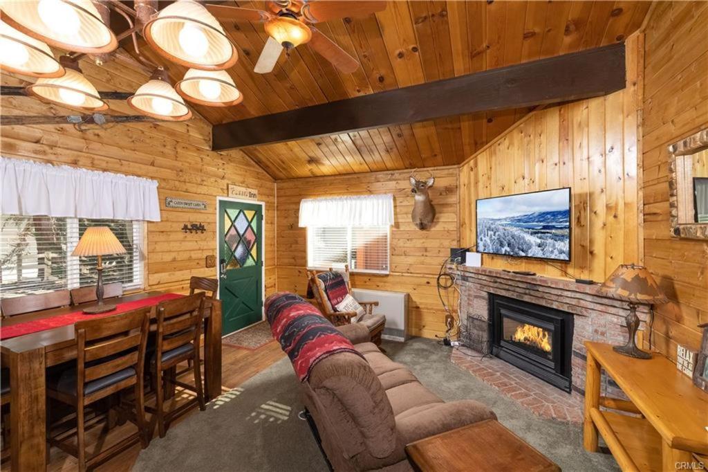 Cozy Red Cabin - Nestled in a cozy neighborhood, short walk to Sugarloaf Park! Hot Tub! photo 2