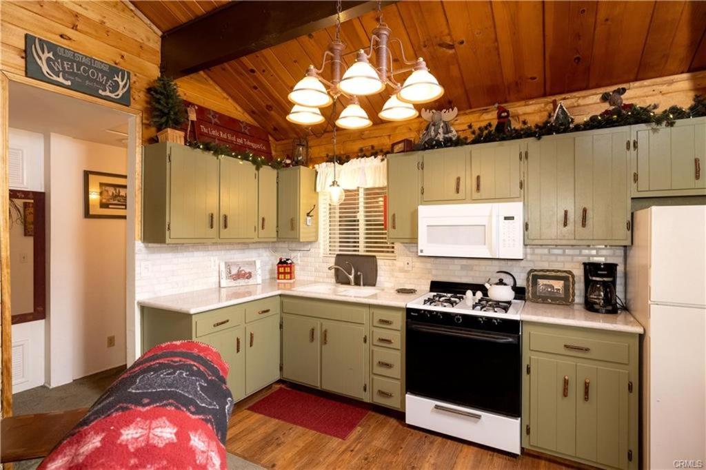 Cozy Red Cabin - Nestled in a cozy neighborhood, short walk to Sugarloaf Park! Hot Tub! photo 4
