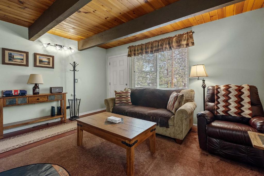 KCs Haven - Relax with the whole family at this peaceful cabin photo 1