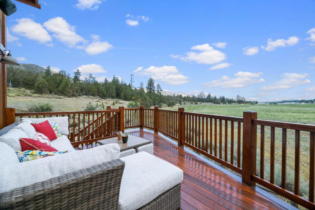Coyote Flat - Luxury Log Cabin with jet tubs and more! photo 1