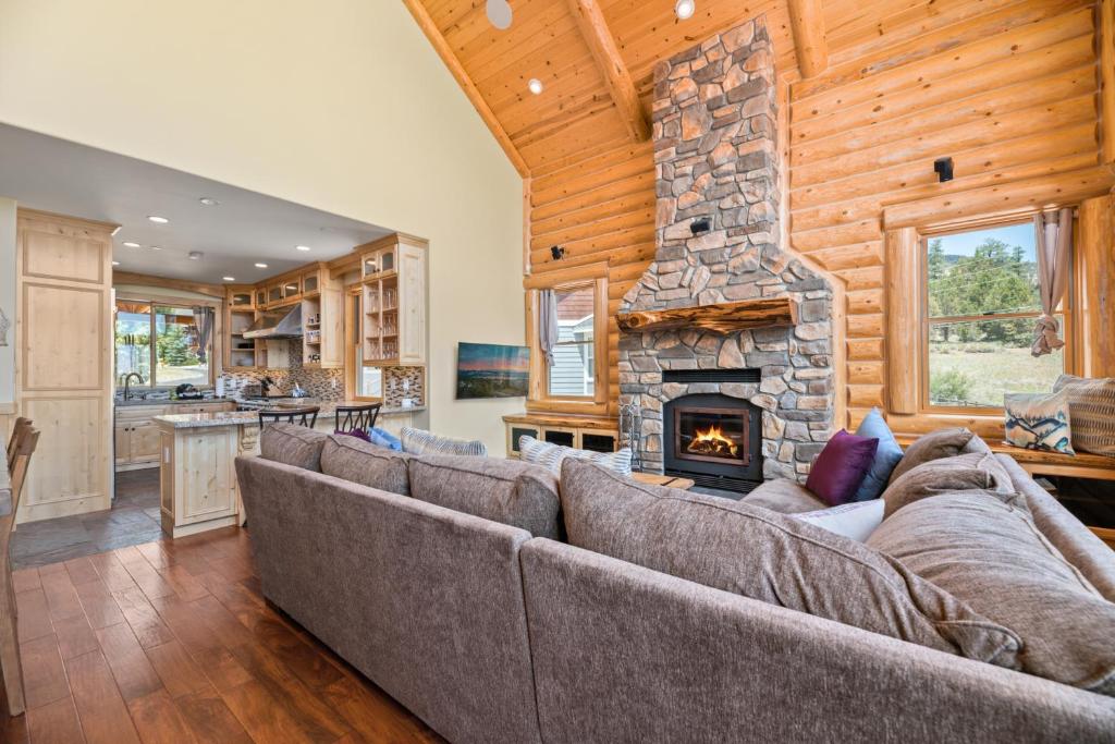 Coyote Flat - Luxury Log Cabin with jet tubs and more! photo 4