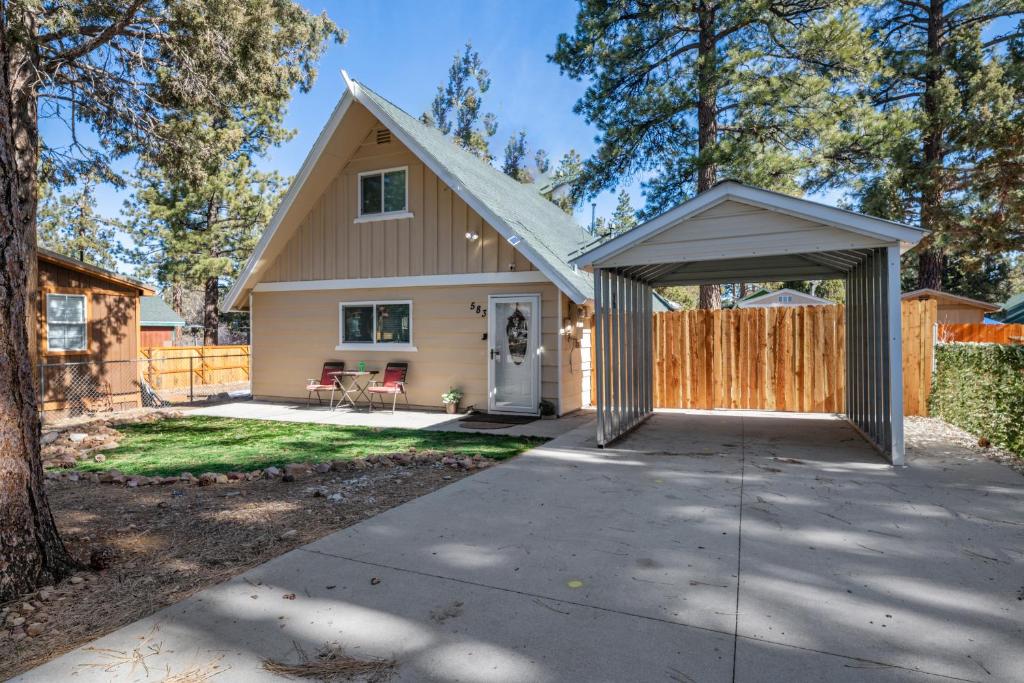 Maple Lane Lodge - Adorable chalet on a fully fenced lot with a hot tub and more!