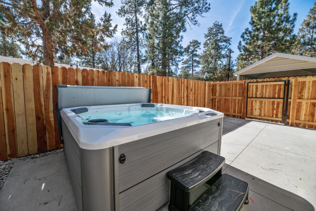 Maple Lane Lodge - Adorable chalet on a fully fenced lot with a hot tub and more! photo 2