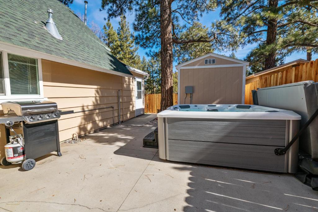Maple Lane Lodge - Adorable chalet on a fully fenced lot with a hot tub and more! photo 3