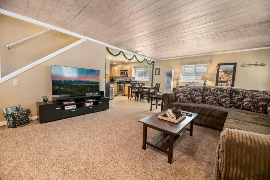 Maple Lane Lodge - Adorable chalet on a fully fenced lot with a hot tub and more! photo 4
