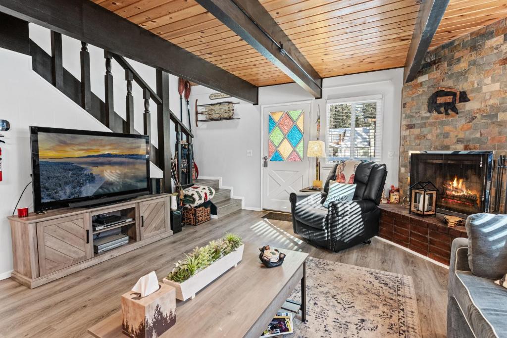 El Nido - Modern Aesthetics Meet Mountain Charm In This Newly Remodeled Home! photo 4