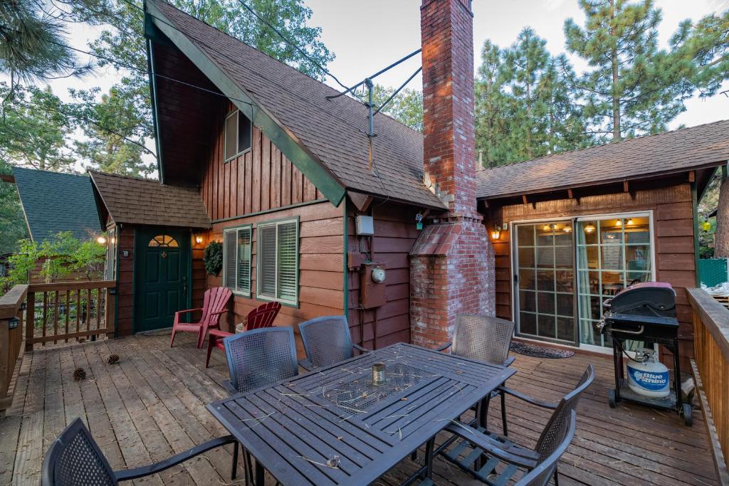Far Enough Cabin - Chalet style cabin, walking distance to the trails! Foosball table!