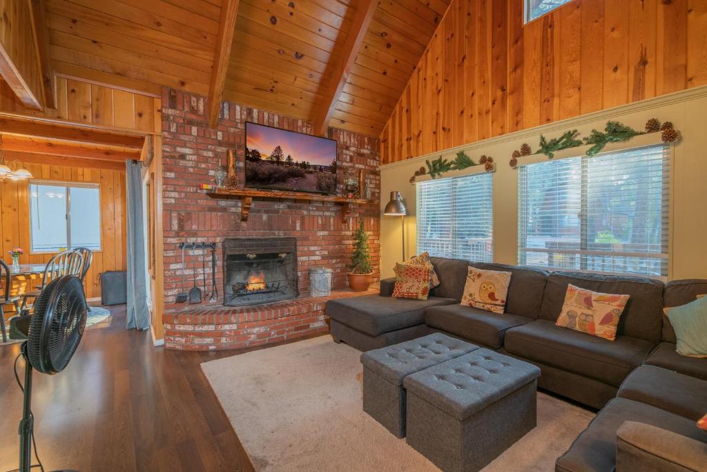 Far Enough Cabin - Chalet style cabin, walking distance to the trails! Foosball table! photo 3