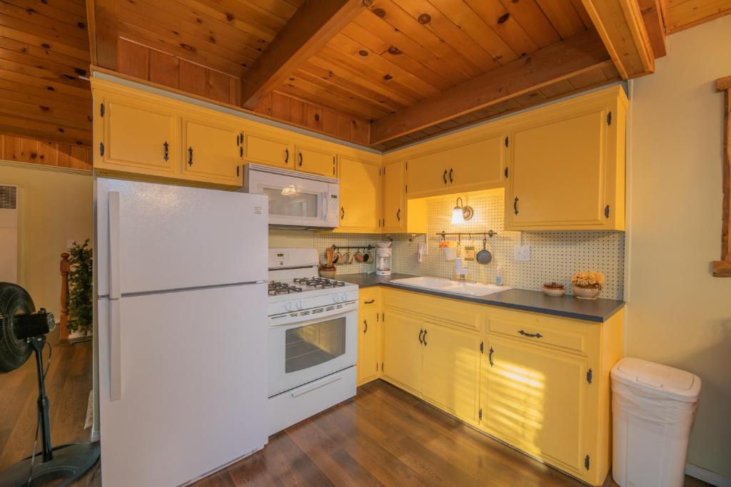 Far Enough Cabin - Chalet style cabin, walking distance to the trails! Foosball table! photo 4
