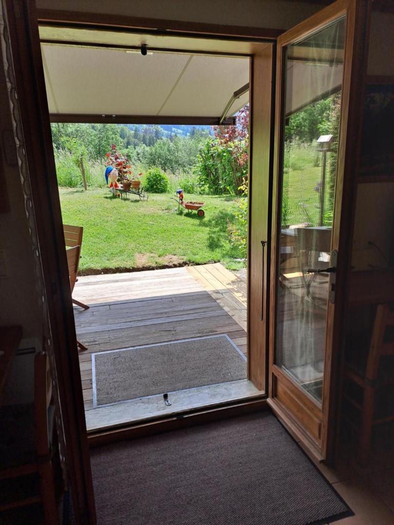 A4 km de Megève très joli studio avec jacuzzi ,vue sur les montagnes au calme photo 3