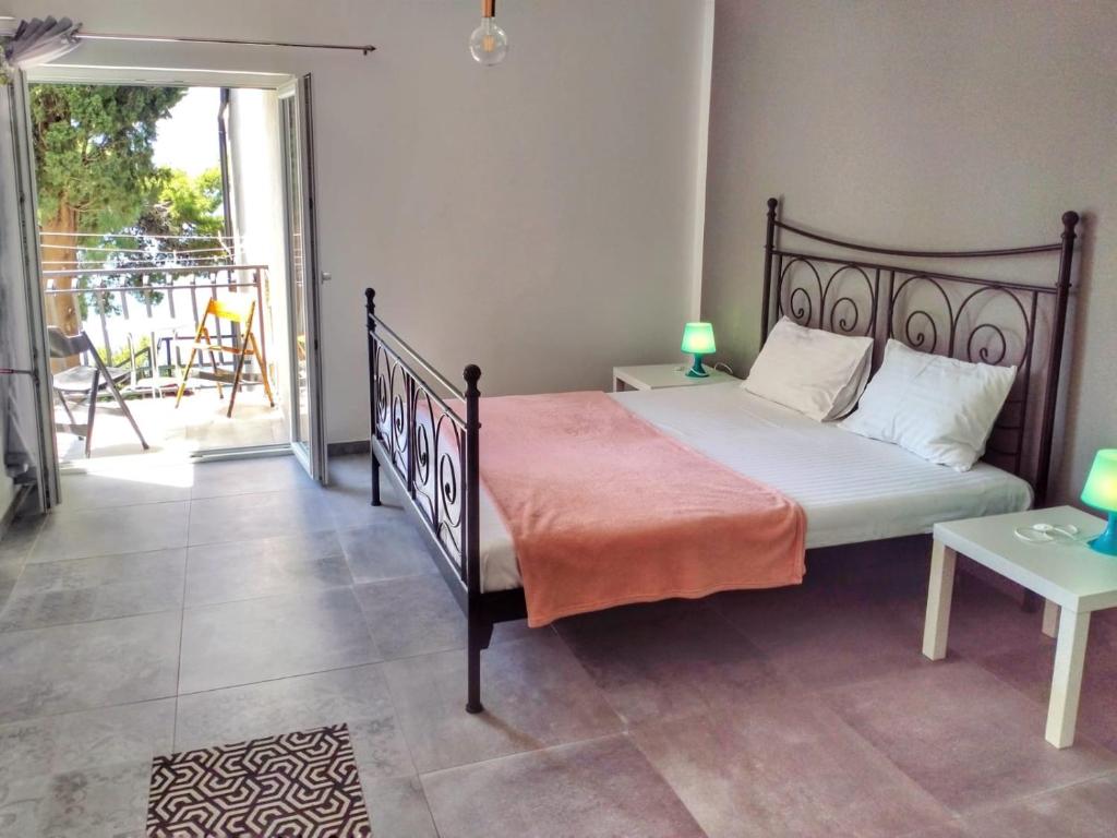 Minimalistic Oasis by the Sea in Stanici