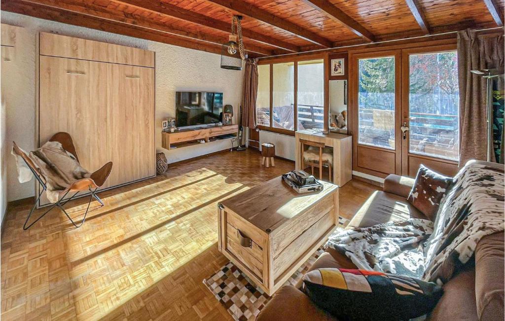 Beautiful Apartment In Uvernet-fours With Wifi And 1 Bedrooms