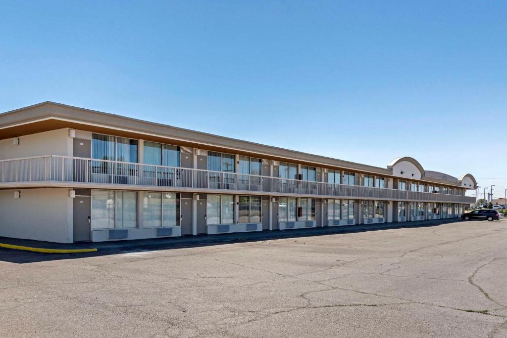 Suburban Studios Pueblo North photo 1