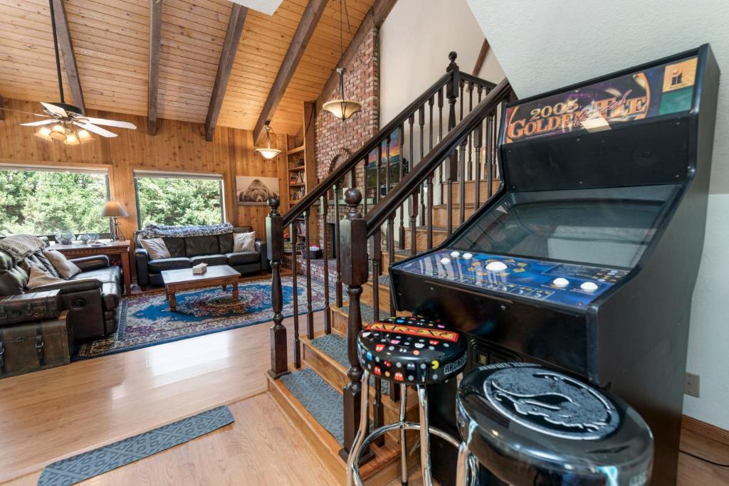 Mount Bearadise - Located in a beautiful quiet area of Big Bear City! Pool Table and Arcade Games! photo 1
