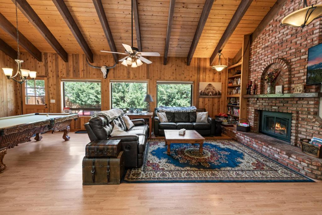 Mount Bearadise - Located in a beautiful quiet area of Big Bear City! Pool Table and Arcade Games! photo 3
