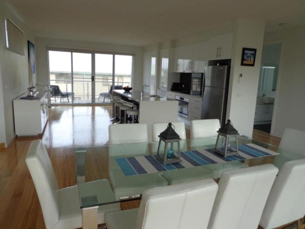 7 Salmon Row Smiths Beach photo 1