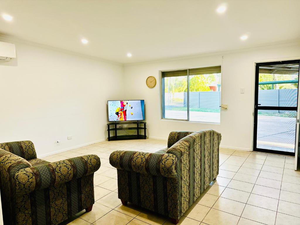 Grabber- Three bedroom charm in Alice Springs photo 3