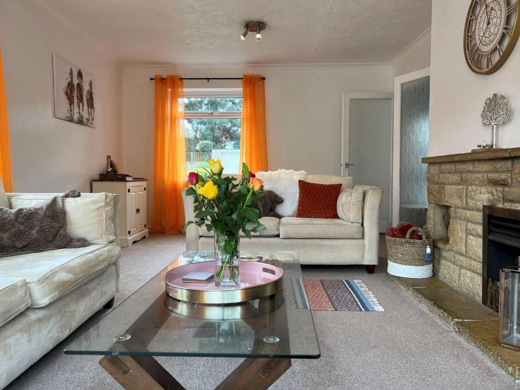 Charming 4-bed House in Cheltenham, Free Parking - Tap to explore photos