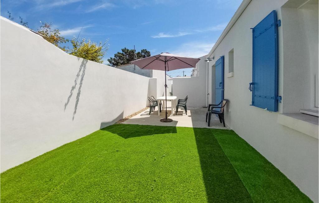 Nice Home In Saint-denis-dolron With 2 Bedrooms
