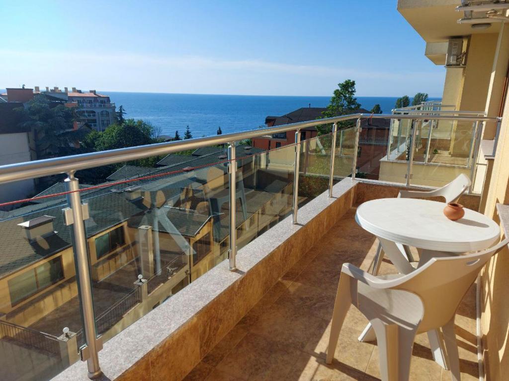 Golden House Apartments photo 4