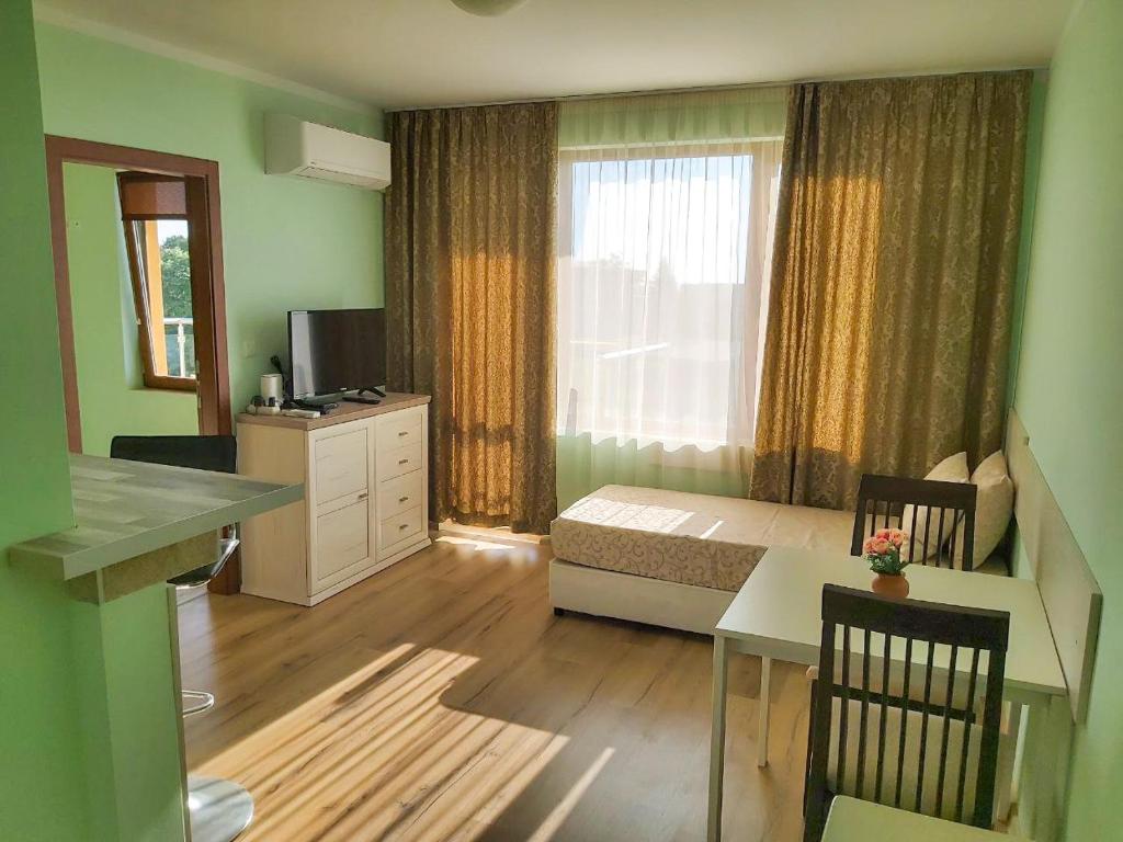 Golden House Apartments photo 3