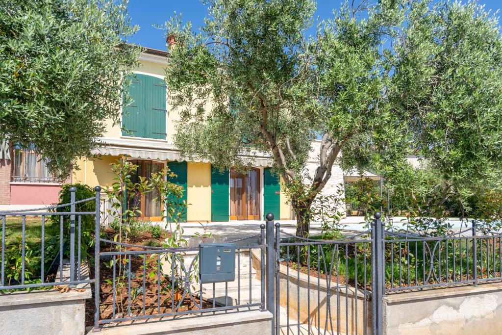 Orange apartment with pool & garden photo 4