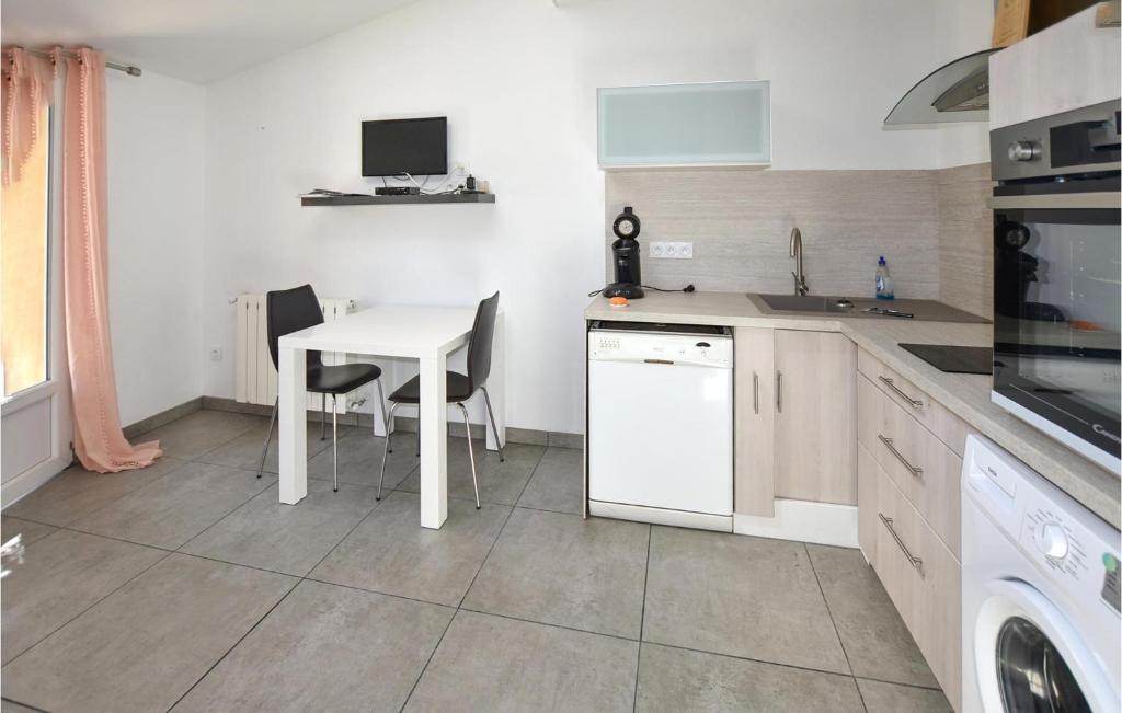 Awesome Home In Sablet With Outdoor Swimming Pool, Wifi And 1 Bedrooms photo 2