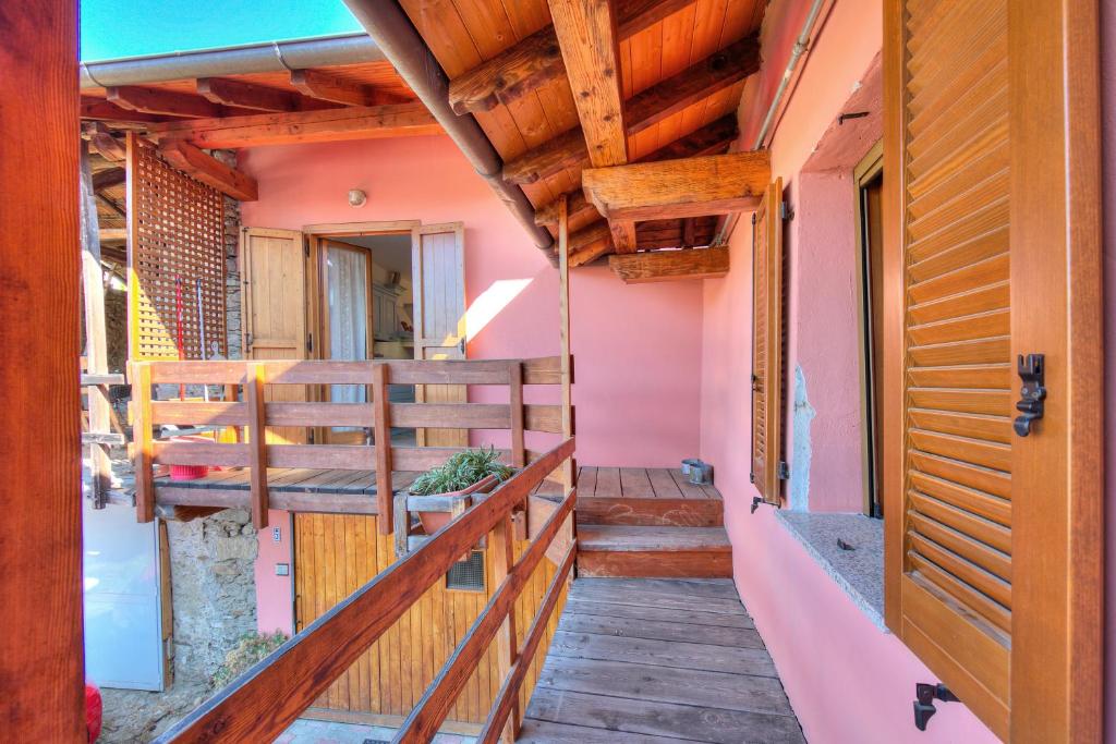 Brighty Rainbow House Garden - Happy Rentals photo 2