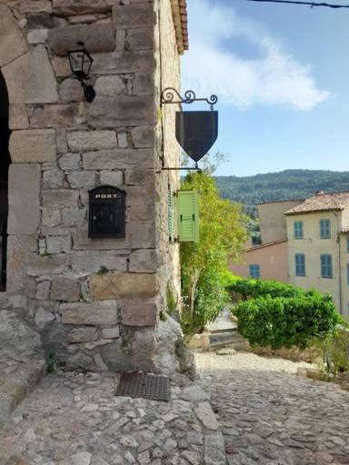 L Estello, Village house in Provence photo 1