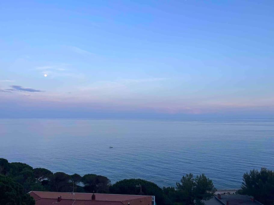 Silenzio e relax fronte mare a Varazze