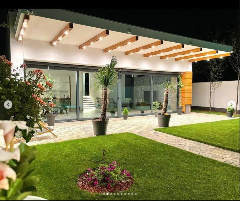 New Villa with swimming pool photo 1