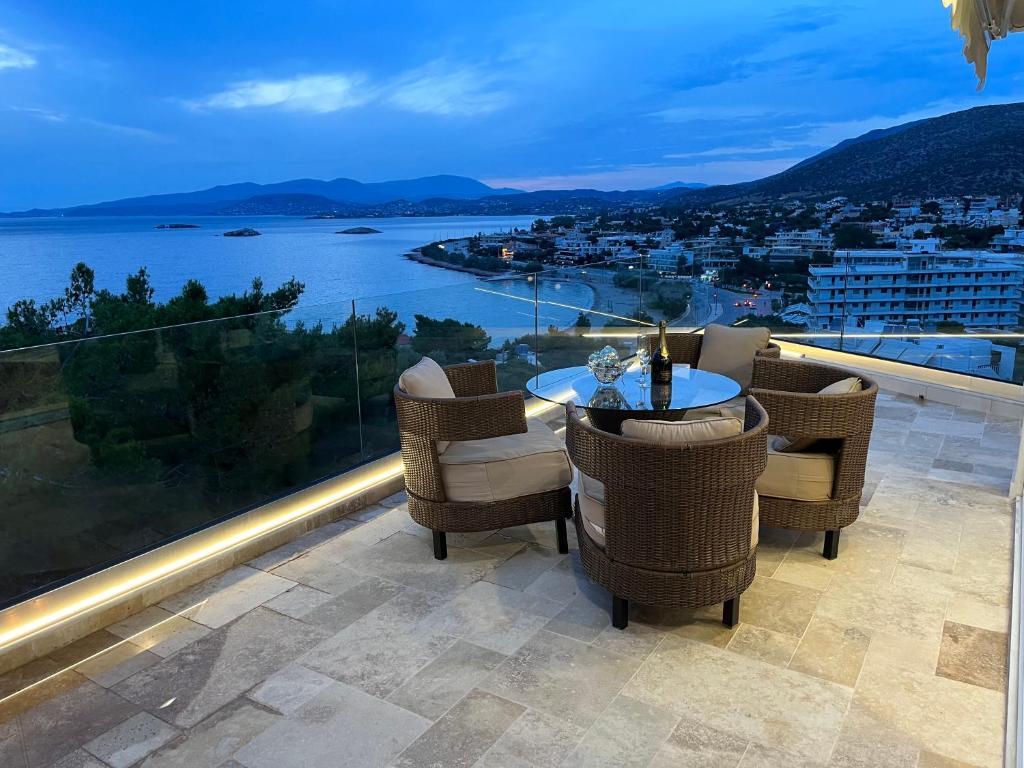 Luxurious 2-Bed Sea-side Apartment in Saronida