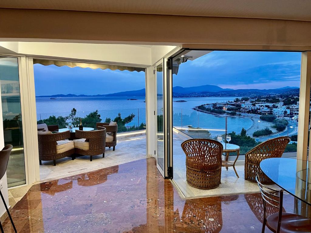 Luxurious 2-Bed Sea-side Apartment in Saronida photo 2