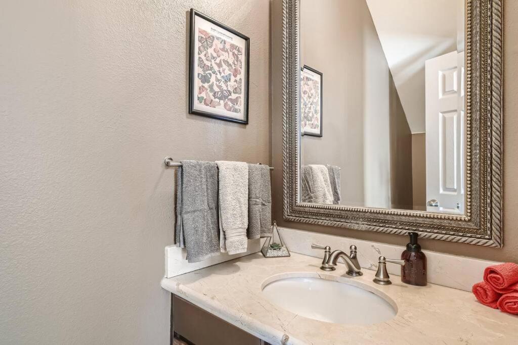Warm Suburban 3BR Townhome near DT - Tap to explore photos
