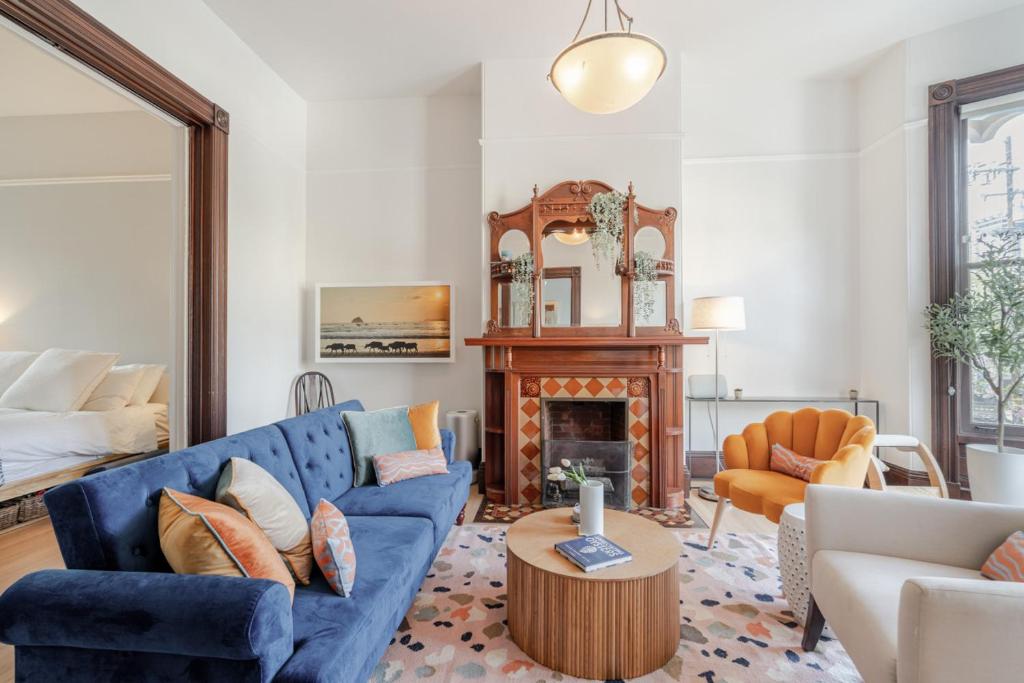 STYLISH AND SPACIOUS 2ND Flr 2 BR VICTORIAN HOME photo 4