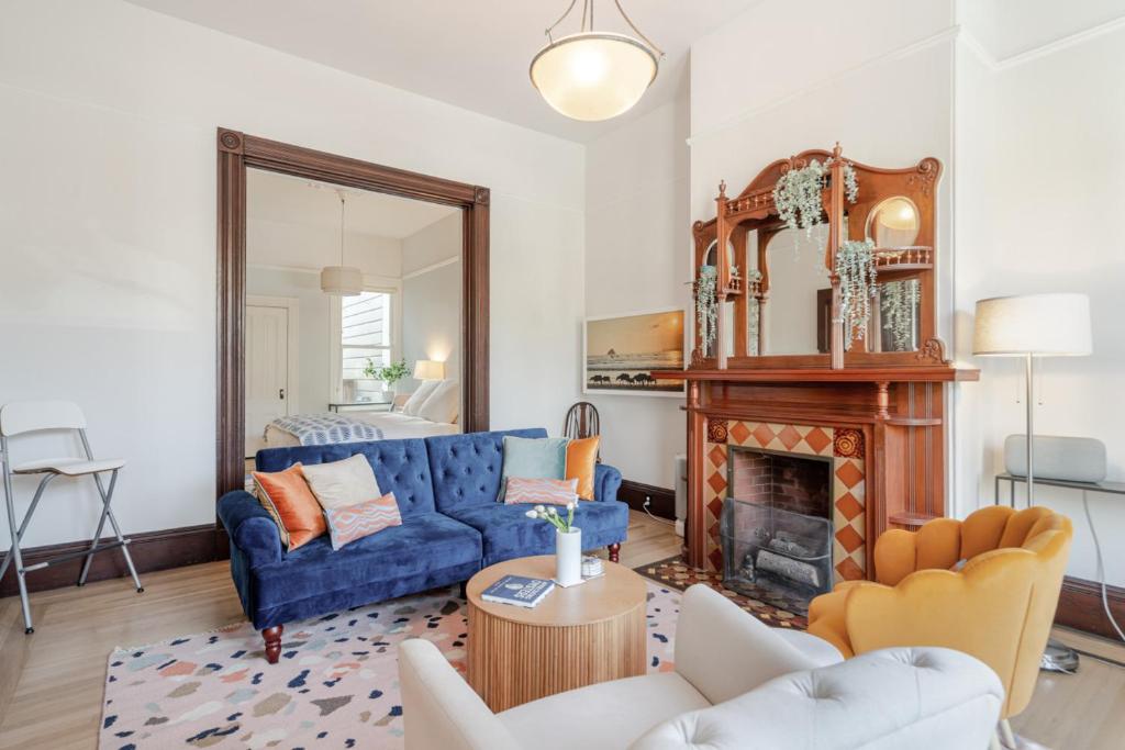 STYLISH AND SPACIOUS 2ND Flr 2 BR VICTORIAN HOME photo 1
